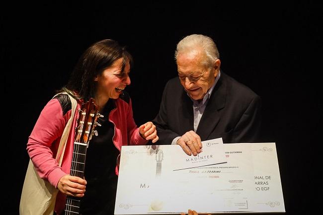 Paula Lazzarini recibe la distinción de Antonio Marín, al que está dedicado el certamen.