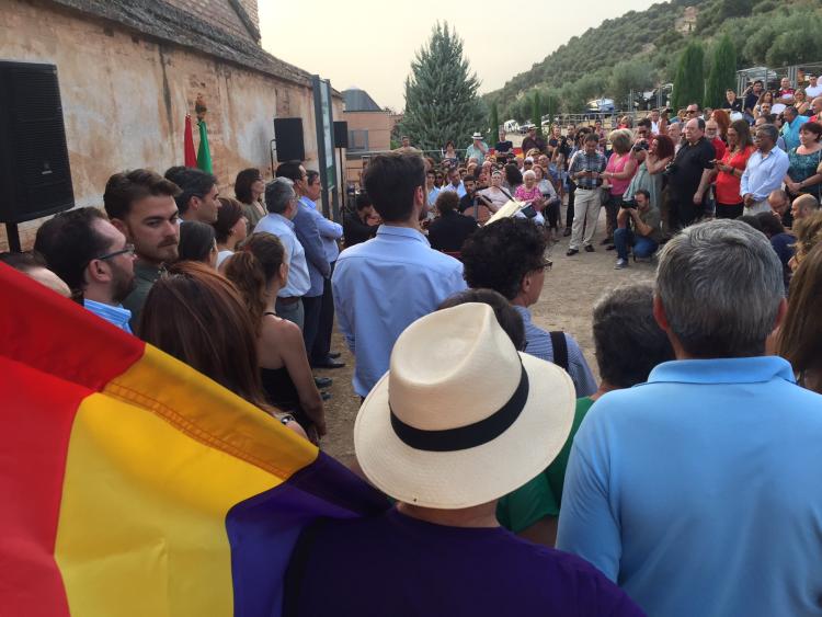 Homenaje a las víctimas asesinadas en la tapia del cementerio de Granada, organizado por la Asociación.