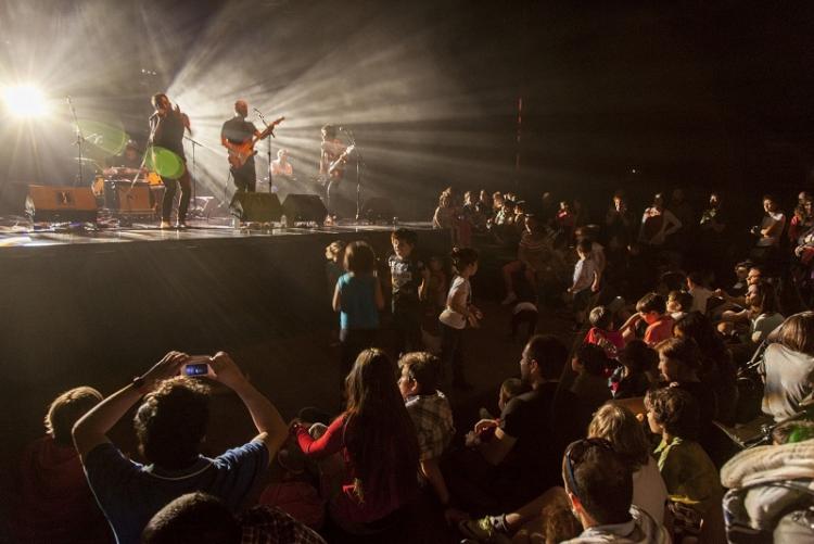 Los niños disfrutan con sus padres en el Family Festival.