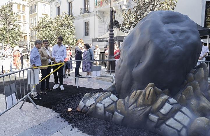 Original escultura de la muestra 'AstroSound', en la Plaza del Carmen. 