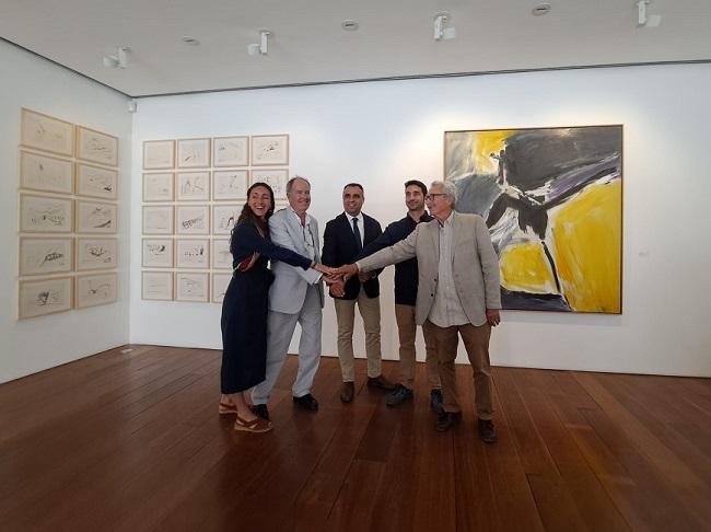 La familia Guerrero con el presidente de la Diputación tras la firma del acuerdo.
