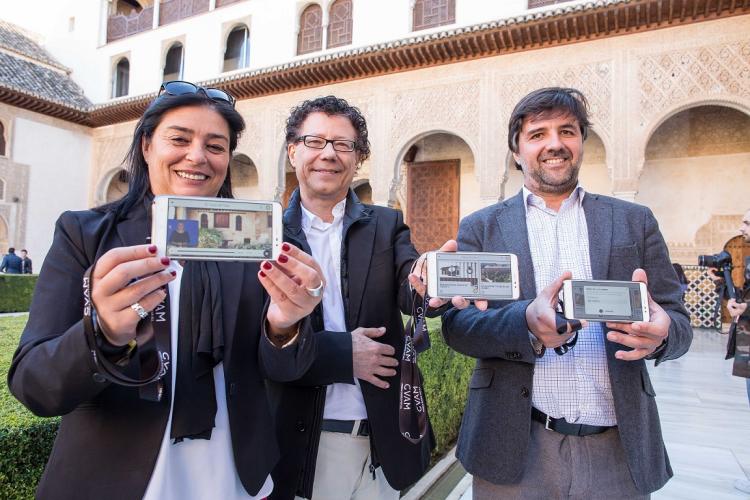 Reynaldo Fernández entre Jaime Solano, de GVAM, y Guadalupe Cuerva, de Asogra.