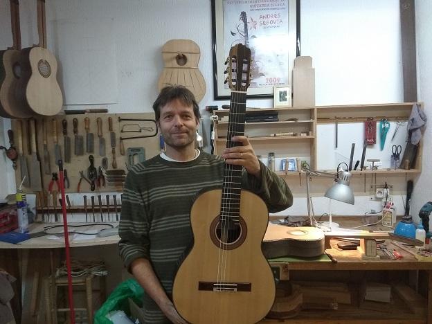 El luthier Stephen Hill muestra la guitarra que dona para el segundo premio del certamen.