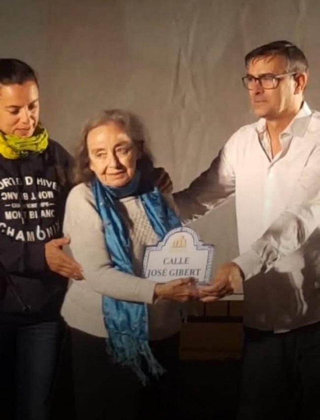 En la foto, Pepa Beotas, viuda de Gibert, y José Ramón Martínez, alcalde de Orce.