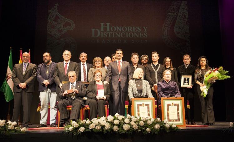Foto de familia del acto de Honores y Distinciones.