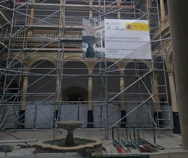 Trabajos de restauración en el patio de la capilla del Hospital Real.