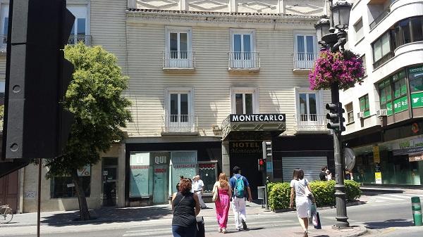 El edificio se encuentra en la Acera del Darro, en la capital.