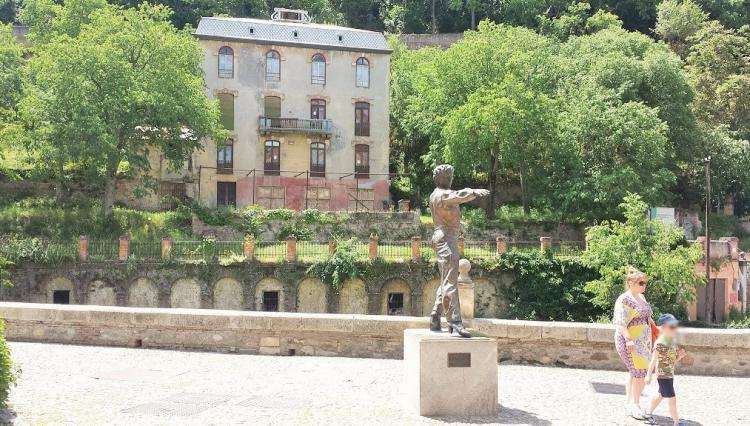 Imagen de la margen izquierda del río Darro con la singular edificación del Hotel Reúma. 