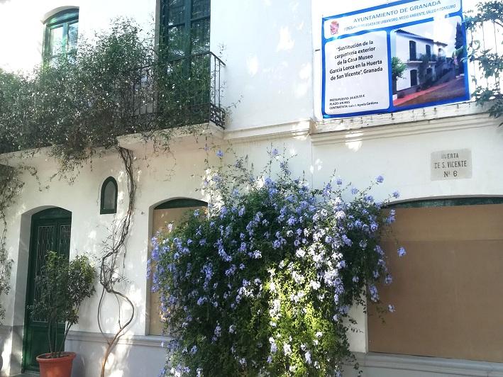 Huerta de San Vicente, con el cartel de la reforma de carpintería Huerta de San Vicente, con el cartel de la reforma de carpintería.