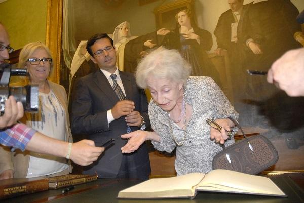 Ida Vitale ha firmado en el libro de honor de Granada.