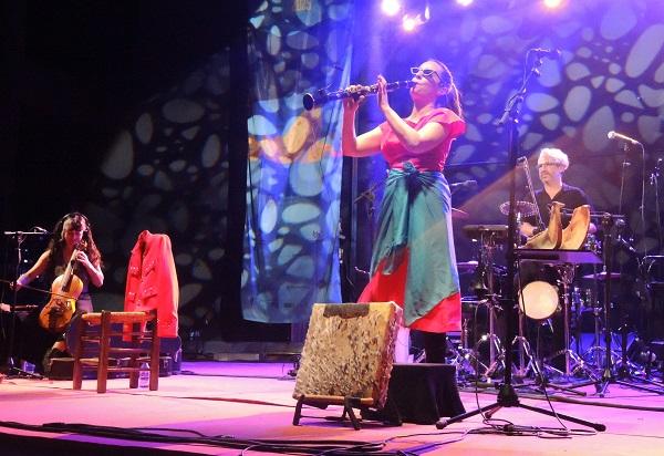La cantante y clarinetista de Terrassa Carola Ortiz sobre el escenario.