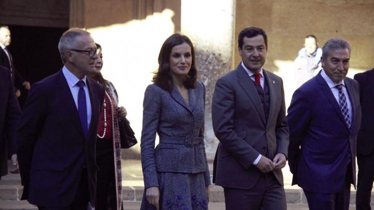 La reina Letizia, junto a las autoridades, al llegar al Palacio de Carlos V.