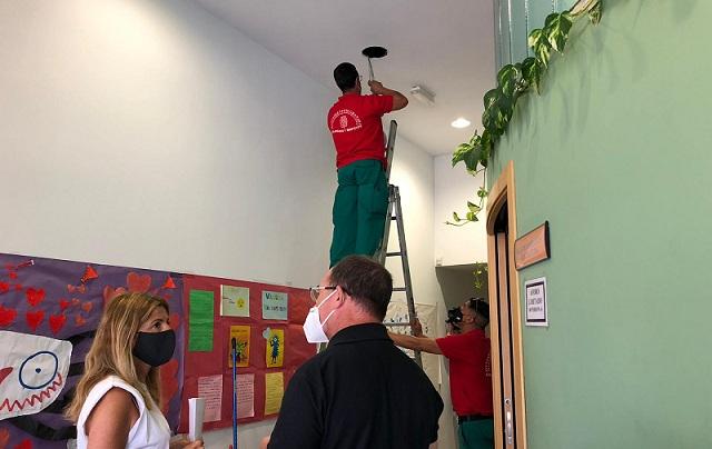 Trabajos para cambiar la iluminación de la biblioteca. 