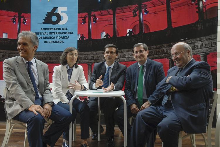 Los representantes de las instituciones con el director del Festival en la inauguración de la exposición.