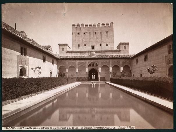 J. Laurent y Cía. GRANADA.-1107.-Vista general del patio de los arrayanes y de la torre de Comares (izquierda) (Alhambra). Museo Nacional de Artes Decorativas, FD28205.