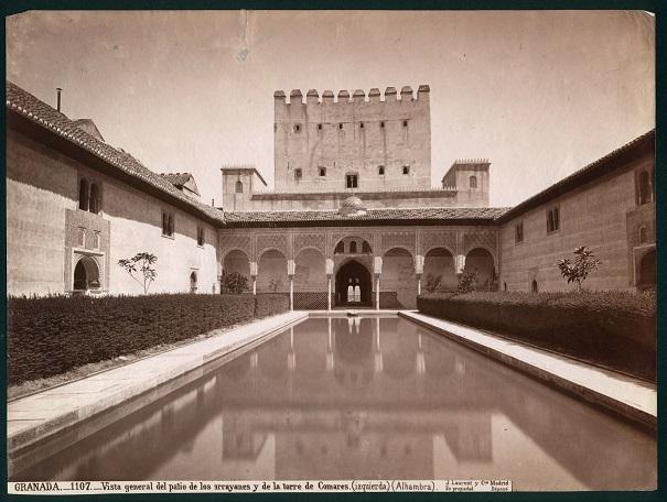 J. Laurent y Cía. GRANADA.-1107.-Vista general del patio de los arrayanes y de la torre de Comares (izquierda) (Alhambra). Museo Nacional de Artes Decorativas, FD28205. J. Laurent y Cía. GRANADA.-1107.-Vista general del patio de los arrayanes y de la torre de Comares (izquierda) (Alhambra). Museo Nacional de Artes Decorativas, FD28205.