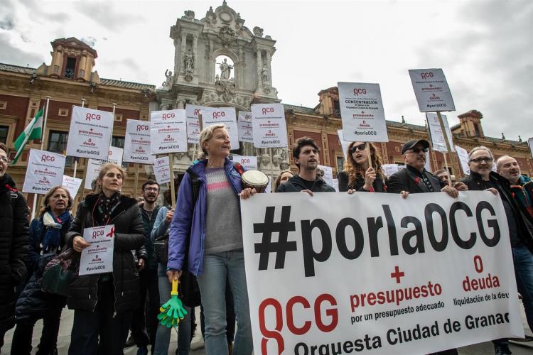 La concentración se ha celebrado a las Puertas de San Telmo.