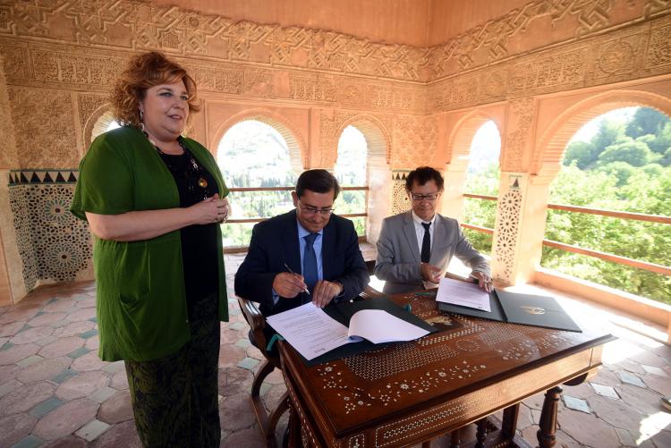 Máximos representantes de Diputación y la Alhambra firman el acuerdo.