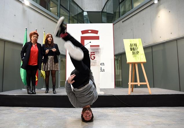 Breakdance durante la presentación del evento de cultura urbana.