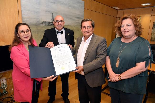 Acto de entrega del documento al presidente de la Diputación de Granada.