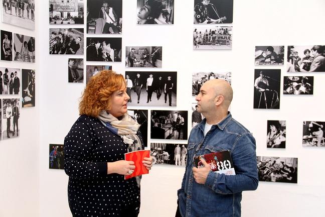 Javier Martín, autor de las fotos, con la diputada provincial Fátima Gómez.