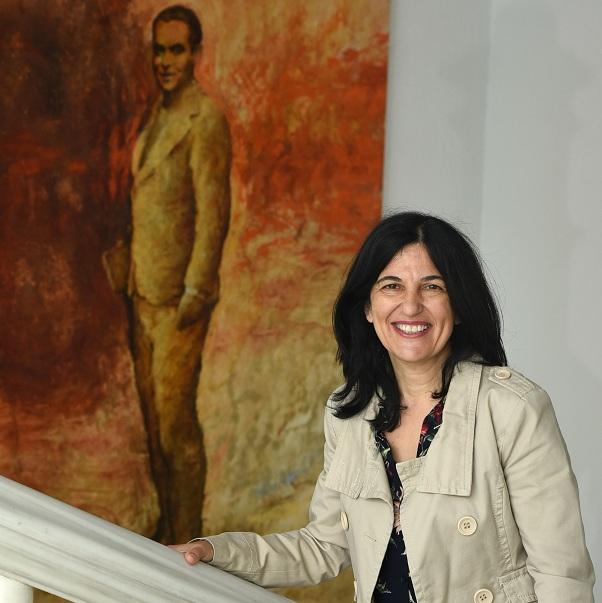 Inmaculada López Calahorro posa junto a un cuadro de Lorca. 