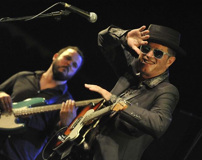 Santiago Auserón, durante un concierto. 