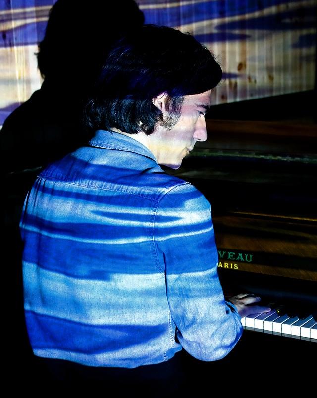 J.J. Machuca, al piano. 