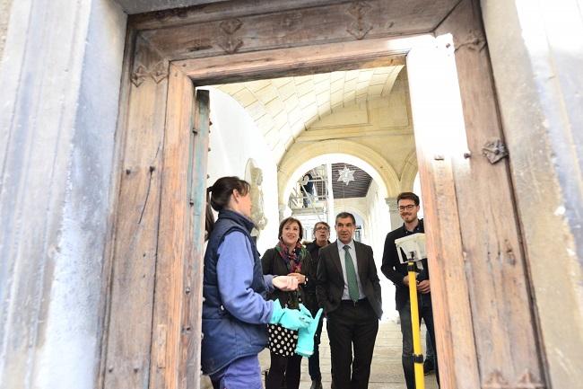 Además de las pinturas murales, se están restaurando ventanas y puertas de madera.