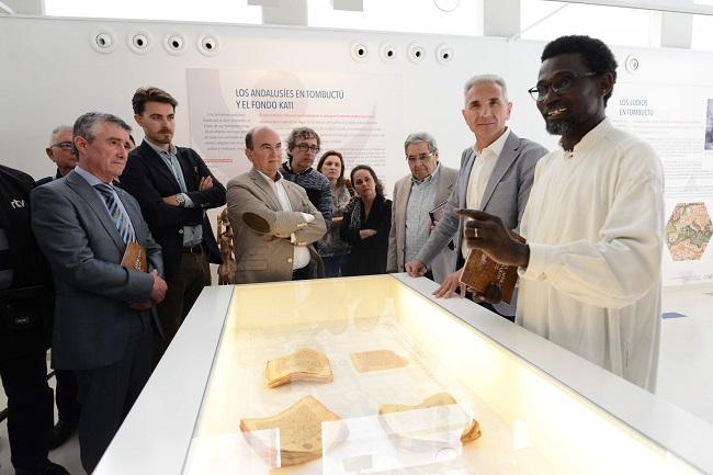 En la inauguración de la muestra, junto al consejero de Cultura y otras autoridades, ha participado el director de la biblioteca de Tombuctú, Ismael Diadié Haidara.