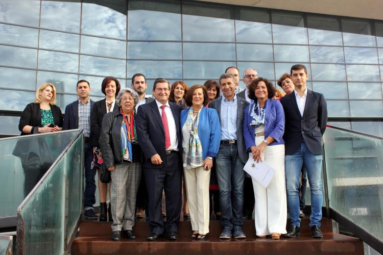 Foto de familia tras la inauguración de las jornadas. Foto de familia tras la inauguración de las jornadas.