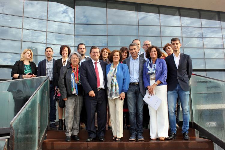 Foto de familia tras la inauguración de las jornadas. 