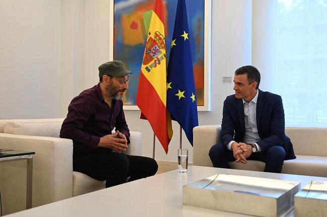 Pedro Sánchez con J de Los Planetas.