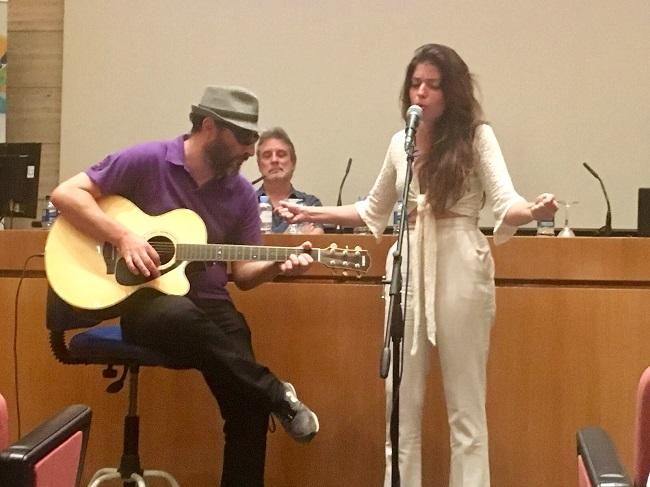 Soleá Morente interpreta en el curso una nueva canción de J, que acompaña a la guitarra.