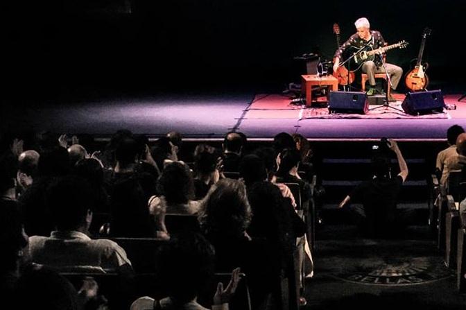 Kiko Veneno actuará solo con su guitarra.