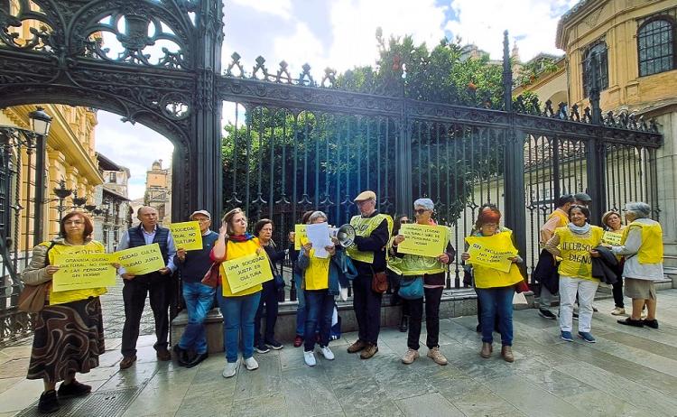 Activistas de La Calle Mata, este miércoles, a la entrada de la calle Oficios.