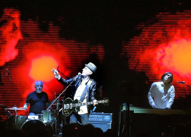 Los Largarija, en plena actuacion, en el Teatro Eslava