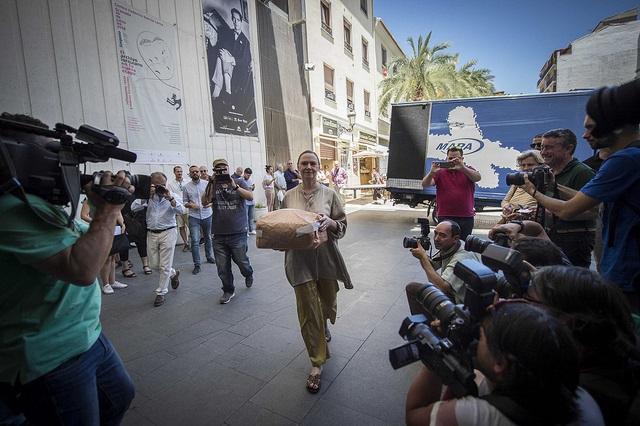 Laura García Lorca entra al Centro con una de las cajas con documentos,en una jornada que considera histórica.