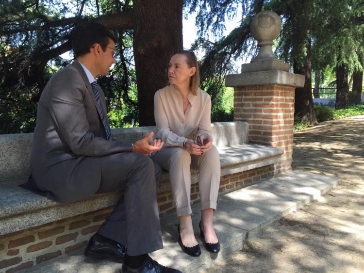 Laura García Lorca y Francisco Cuenca conversan este miércoles en Madrid.