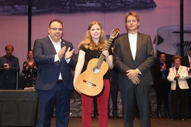 Laura Lootens junto al alcalde y al luthier Stephen Hill.