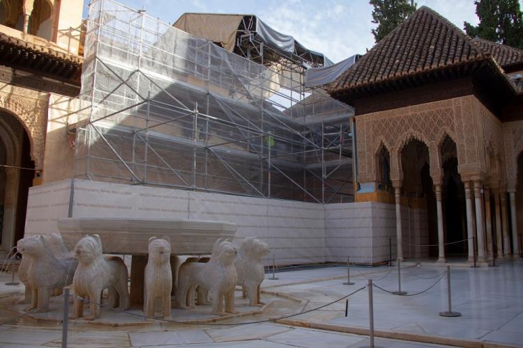 Imagen del Patio de los Leones con los andamios para la restauración de las cubiertas.