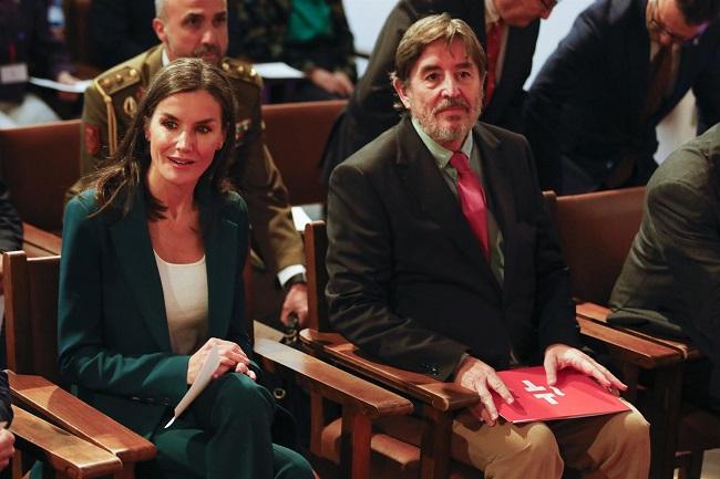 Doña Letizia con el director del Instituto Cervantes, Luis García Montero. 