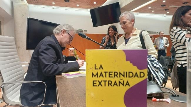 Sergio Berbel firma uno de los ejemplares.