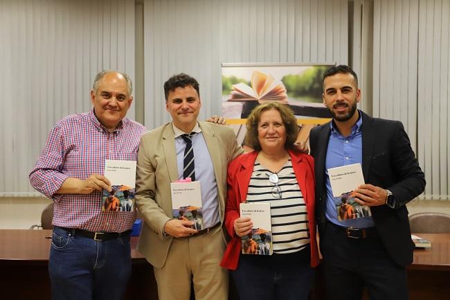 Juan Pinilla, con el alcalde y la teniente de alcalde de Huétor Tájar y José María Mazuecos 'Choco'.