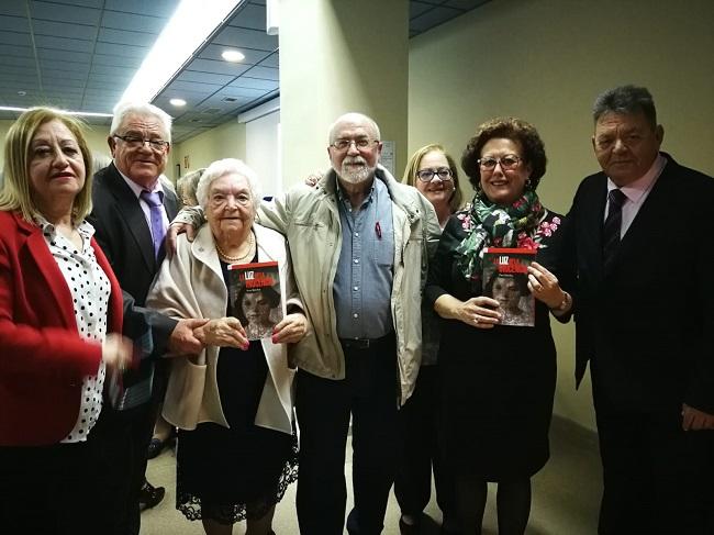 Asistentes a la presentación del libro, junto a Pura Sánchez.