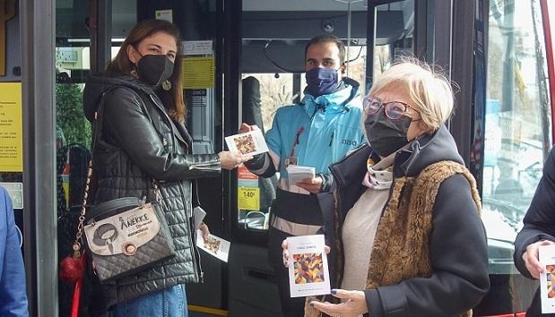 Raquel Ruz y María de Leyva, con libros que se reparten en el bus. 