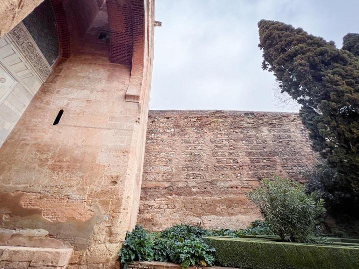 Vista de la muralla junto a la Puerta de la Justicia. 