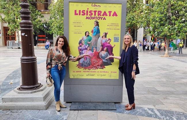 La alcaldesa con la directora de la obra. 