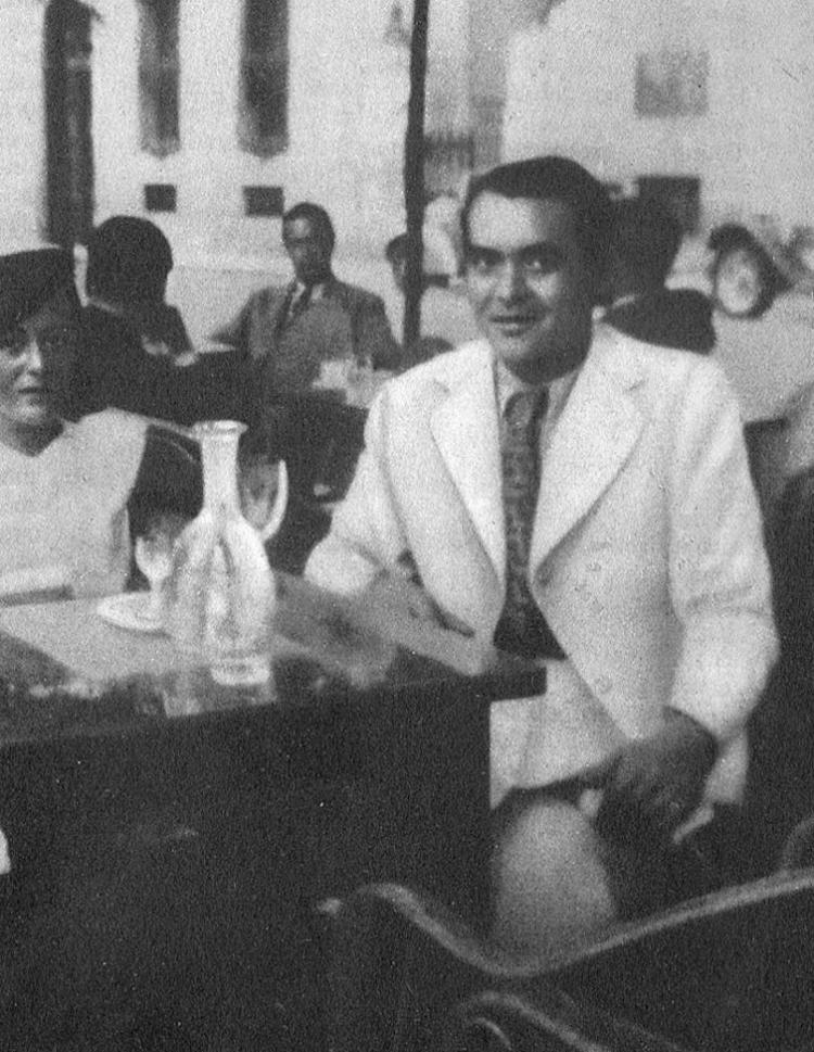 Una de las últimas fotos conocidas de Federico García Lorca, con Manuela Arniches en la terraza del Café Chiki-Kutz, en el Paseo de Recoletos de Madrid, junio o julio de 1936.