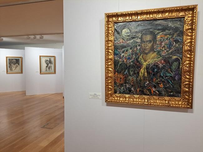 El retrato de Lorca y al fondo pinturas de la trilogía de la Guerra Civil. 